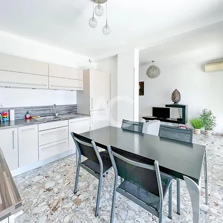 Le Sorrento Apartment *